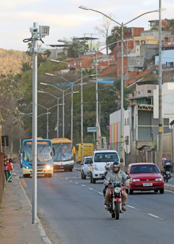 Radares começam a multar em 5 pontos 2 No primeiro dia de multa, na Avenida JK, próximo ao Parque de Exposição, motoristas tiveram que redobrar a atenção (Leonardo Costa/10-08-15)