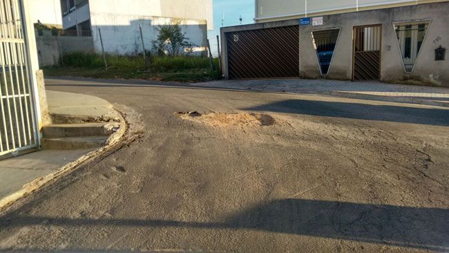 Buraco no Monte Castelo preocupa população 2 Obstáculo na curva aumenta risco de acidente