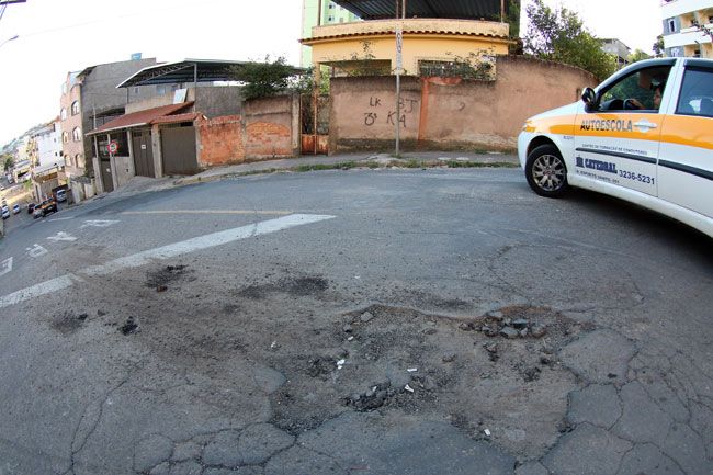 Pavimentação está 'esfarelando' na Rua Subtenente Omar Pereira, no Bandeirantes, em um aclive