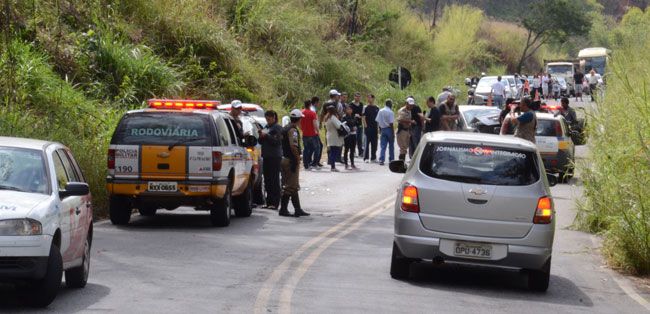 Acidente com morte revela risco de via antiga e sinuosa 2 Por causa do acidente, trânsito ficou fechado na MG-353 por uma hora e meia (Fotos Roberto Fulgêncio/17-08-15)