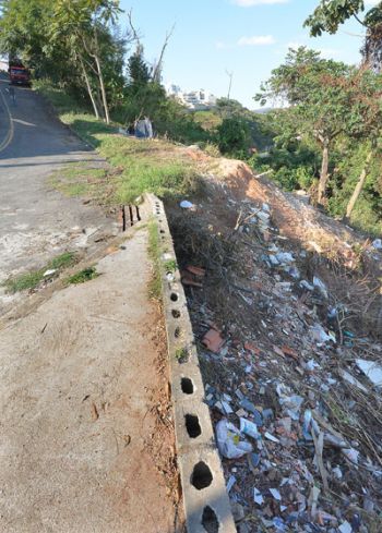 Moradores temem deslizamento 2 Problema ocorre em encosta entre as ruas Alfredo Salomão e Etelvina Faro (Marcelo Ribeiro/28-07-15)