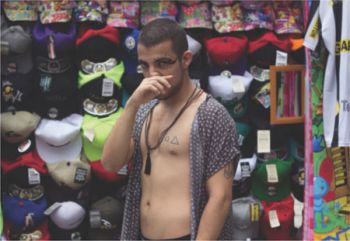 FOTOS DIVULGAÇÃO Relação entre fotografados e locais escolhidos pela artista são a marca de 'Passagem', de Jéssica Ribeiro