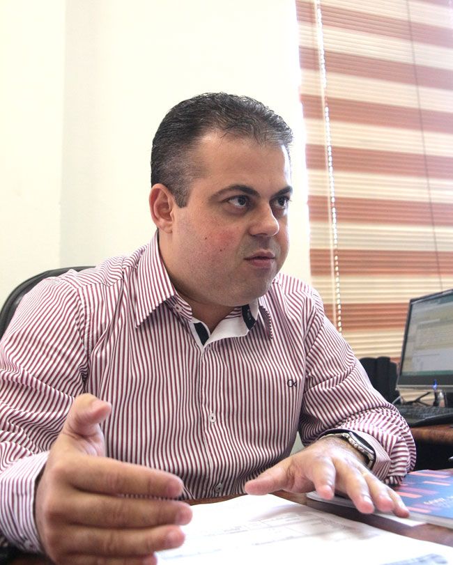 Secretário de Educação diz que medida foi feita com base na folha de ponto (Fernando Priamo)