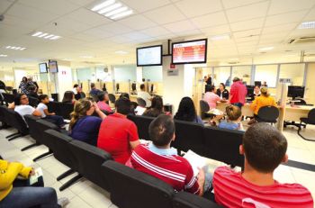 Trabalhadores aguardam atendimento na Uai (OLAVO PRAZERES/13-08-15)