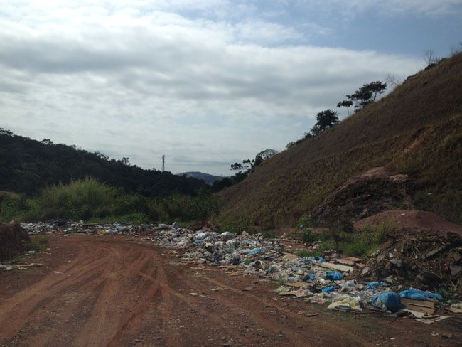 Trecho no Bairro Borboleta virou bota-fora
