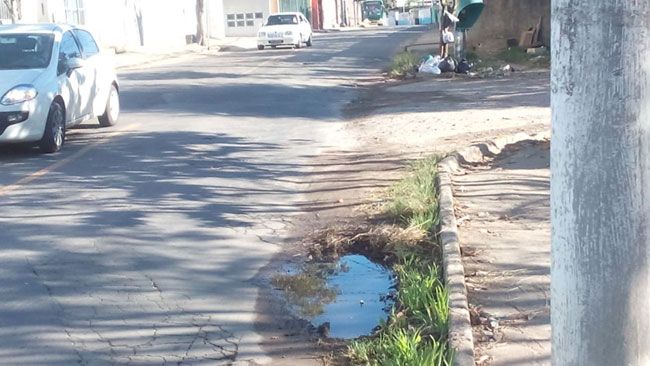 Rua esburacada na Cidade Alta 2 Um dos buracos da Rua Álvaro José Rodrigues acumula água (Célio José)