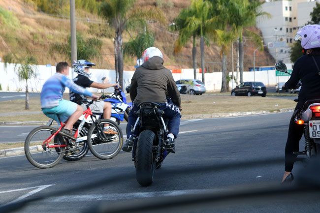 Infrações na Zona Sul 2 Um motociclista dá