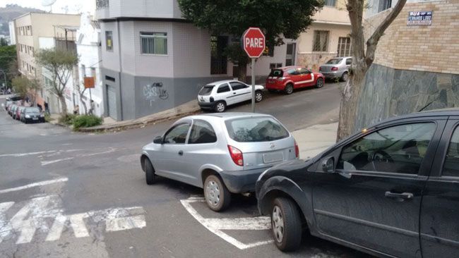 Carro estacionado em local proibido 2 Veículo parado na esquina da Fernando Lobo