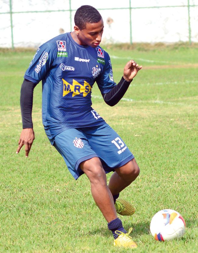 Ygor largou na frente por uma vaga no meio de campo (Olavo Prazeres/17-08-15)