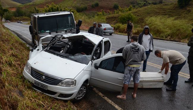 Um morto e 7 feridos nas estradas 3 A mulher que estava no banco do carona morreu no local após choque do Logan com o caminhão (Roberto Fulgêncio/07-09-15)