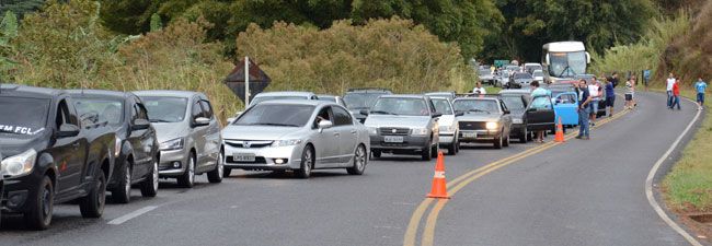 Um morto e 7 feridos nas estradas 4 A retirada do veículo acidentado provocou retenção na rodovia MG-353 no início da tarde (Roberto Fulgêncio/07-09-15)