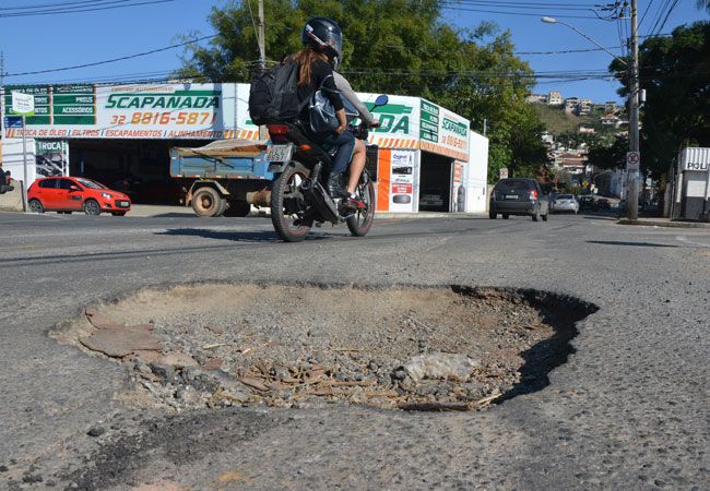 Buraco obriga motoristas a trafegarem na contramão na Cidada Alta (Marcelo Ribeiro/17-09-15)