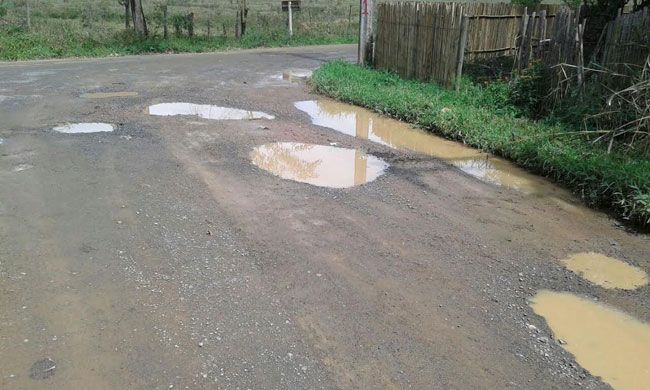 Morador reclama de condição na estrada de Caeté 2 Buracos prejudicam passagem de veículos, principalmente de ônibus (Sérgio Luís Rodrigues)