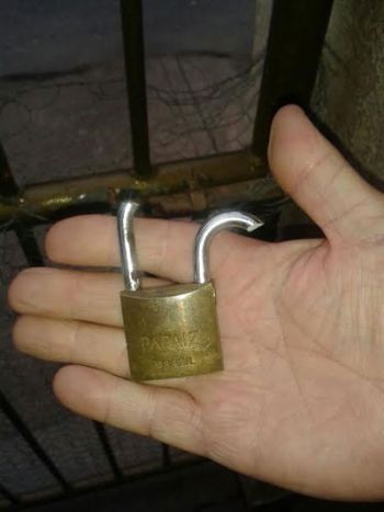 Cadeado arrombado em portão (Marcos Araújo)