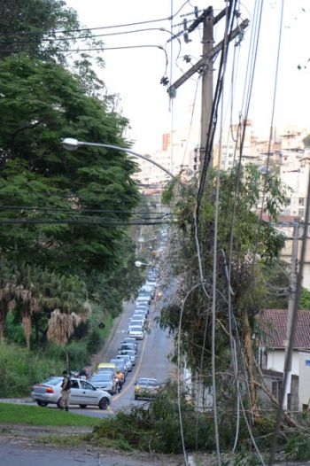Árvore cai sobre fiação elétrica 2 Com fios e galhos caídos no asfalto, trânsito ficou comprometido na Rua Antônio Fellet (Roberto Fulgêncio/24-09-15)