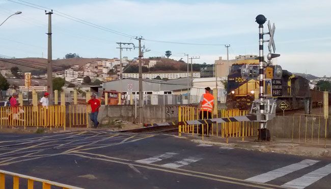 Em momentos de maior fluxo, funcionários da MRS alertam para os riscos da travessia (Eduardo Valente/18-08-15)