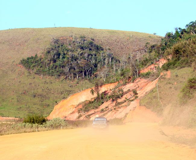 Obras de estrada são retomadas 4 Engenheiro da Contek garante que desmoronamento de talude em trecho da obra é de fácil resolução (Leonardo Costa/24-09-15)