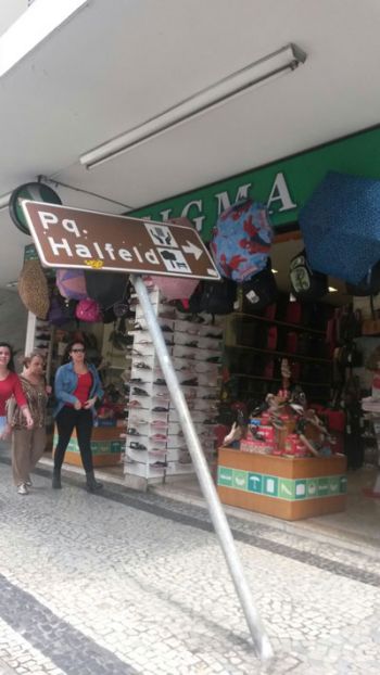 Placa tombada em calçada no Centro 2 Equipamento danificado dificulta a circulação na Avenida Rio Branco