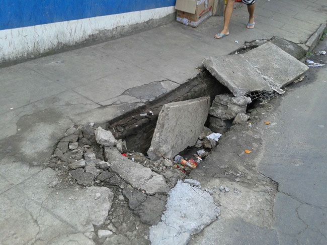 Equipamentos danificados na esquina das ruas Américo Lobo com a Augusto Stoppa