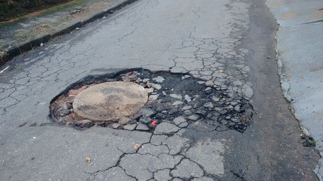 Buraco no meio da pista em rua do Bairro Borboleta 2 Erosão na Doutor Euvaldo Lodi