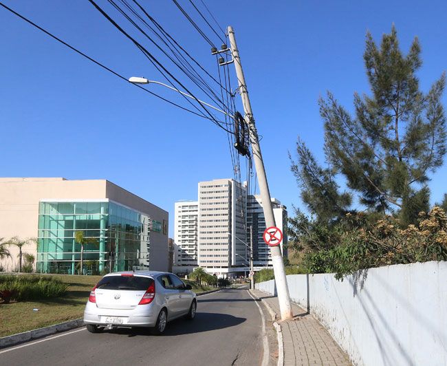 Estrutura inclinada na Rua Doutor Luiz Gonzaga de Araújo Evangelista (Leonardo Costa/22-09-15)