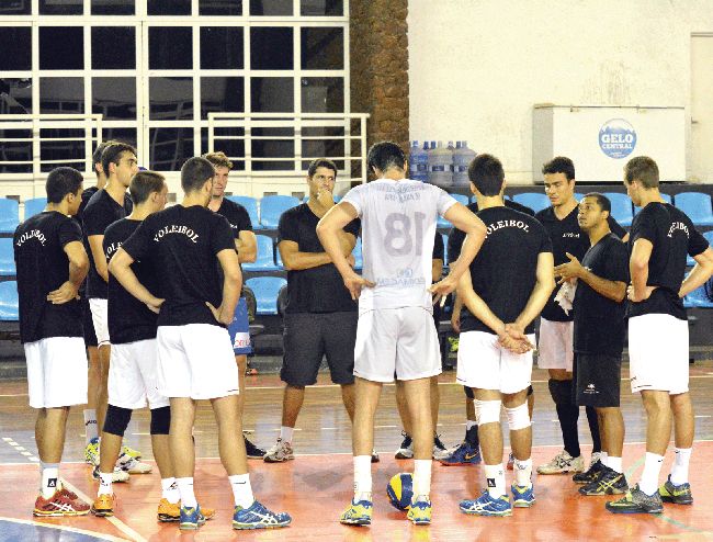 Fadul conversa com o grupo no treino de ontem (Marcelo Ribeiro/22-09-15)