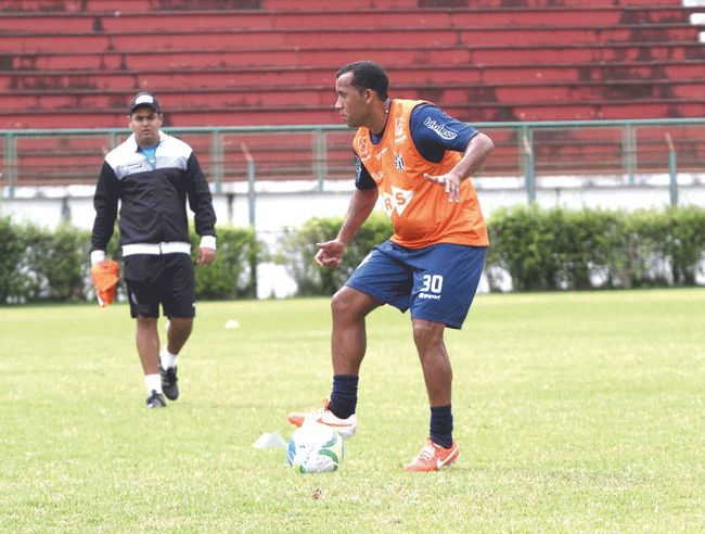 Genalvo está preocupado com suspensões no grupo (Felipe Couri)