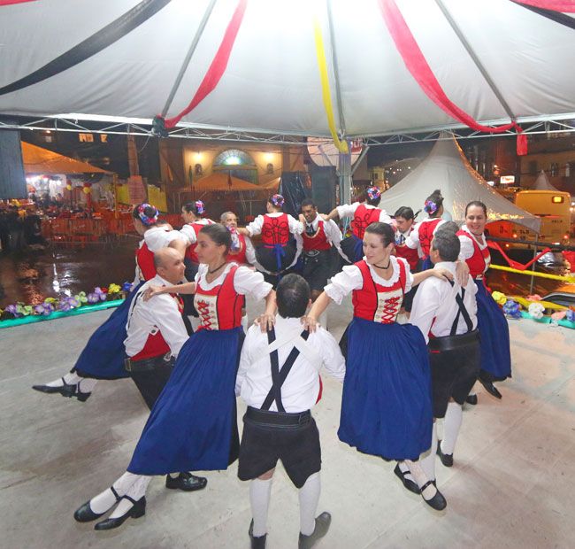 Grupo de dança Schmetterling anima a barraca da Alemanha 