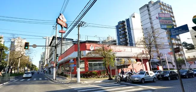 Comércio sente impacto da crise 2 Há quase dez anos na cidade, Habib's da esquina com a Rua Romualdo e a Avenida Rio Branco encerrou as atividades (Marcelo Ribeiro/18-09-15)