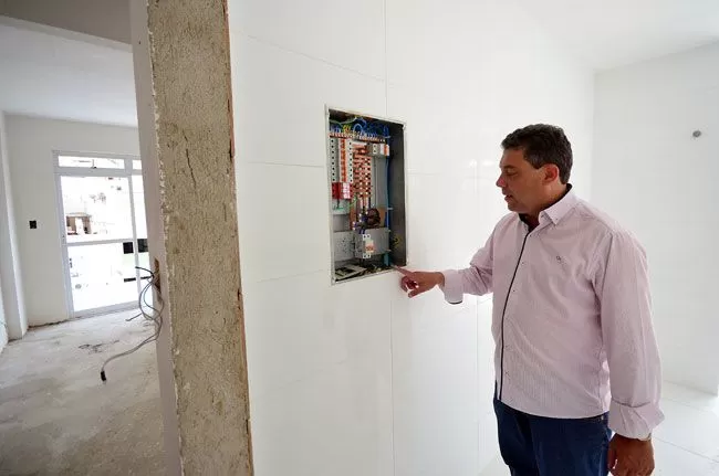 Cemig atrasa fornecimento e dá prejuízo a clientes 3 Ivan Queiroz, proprietário de um prédio em fase de conclusão, adiou campanha de lançamento (OLAVO PRAZERES/16-09-15)