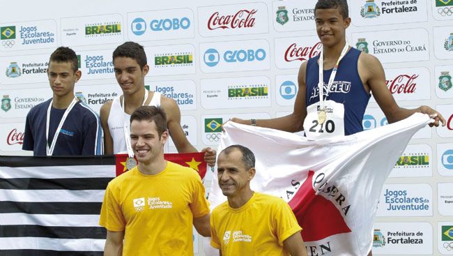 Juiz-forano bate recorde no Ceará 2 João Victor posa acima do maratonista olímpico Vanderlei Cordeiro de Lima (Exemplus/COB)