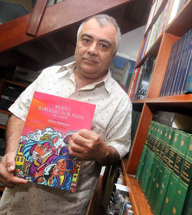 José Santos autografa os livros 