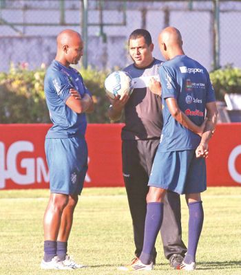 Leston com Kiss e Jataí: dois desfalques por suspensão (Leonardo Costa)