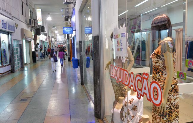 Na Galeria Tenente Belfort Arantes, lojistas fazem anúncio de liquidação; abertura de vagas para Natal ainda é dúvida (Marcelo Ribeiro/02-09-15)