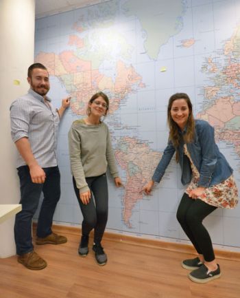 Parceria do IF Sudeste com EUA 2 O americano Richard e as argentinas Maria Luz e Constanzi elogiam a receptividade dos juiz-foranos (MARCELO RIBEIRO/21-08-15)