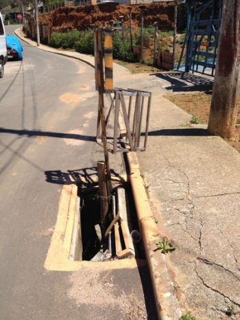 Quatro bocas de lobo quebradas na mesma rua 2 Para sinalizar o perigo, pedaços de madeira foram colocados no bueiro próximo ao número 410