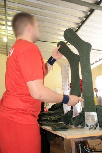 Presos fazem meias para o Exército 2 Presos que trabalham têm direito à remição de pena (Osvaldo Afonso/Imprensa Mg)