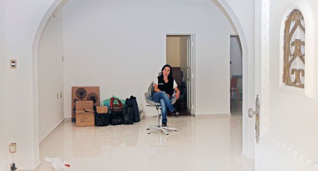 Cemig atrasa fornecimento e dá prejuízo a clientes 4 Priscila teve que montar espaço de beleza em outra área por falta de energia em sala do shopping (LEONARDO COSTA/15-09-15)