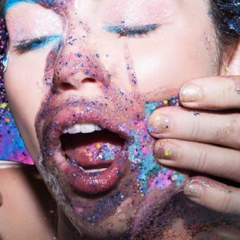 Quinto trabalho da cantora americana foge do pop convencional para confundir os fãs que acompanham a artista desde a adolescência (Divulgação)