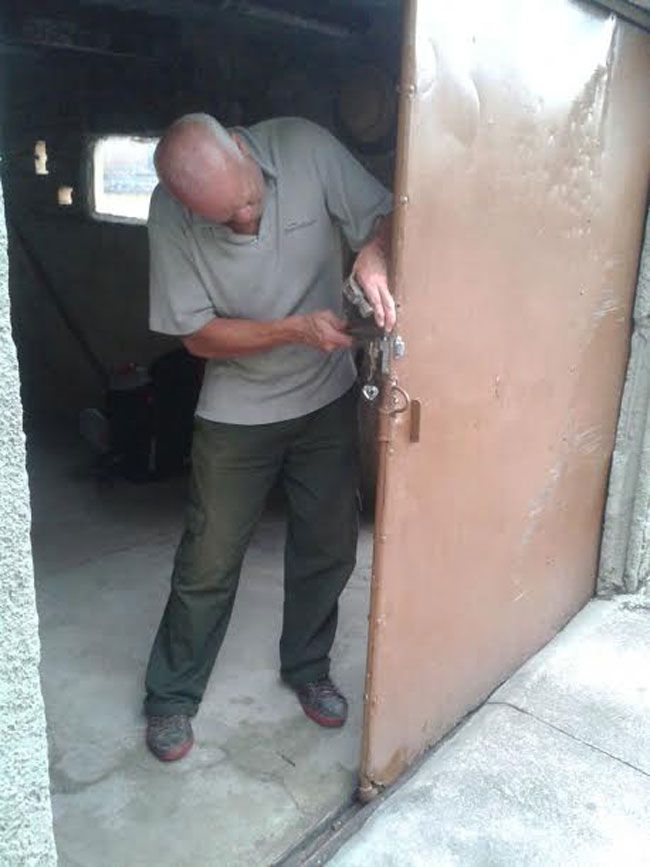 Serralheiro instala cadeado interno para reforçar a segurança do portão (Marcos Araújo)