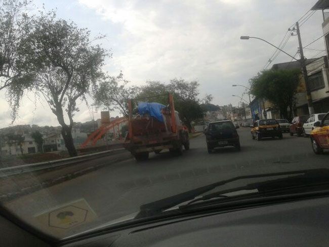 Caminhão-caçamba trafega sem proteção 2 Situação foi flagrada na Avenida Brasil