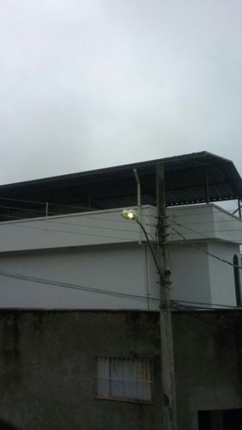Poste aceso no Costa Carvalho 2 Situação ocorre na Rua Eurico de Melo