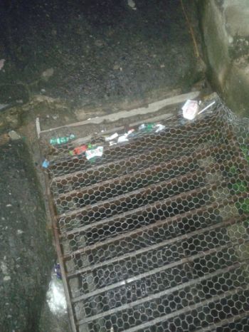 Moradores instalam lixeiras e telas em bueiros 2 SPM do bairro encabeça iniciativa de proteção aos bueiros e de instalação de lixeiras nas ruas