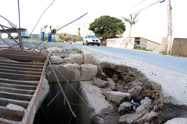 Bueiro danificado na Zona Norte 2 Tampa quebrada em boca de lobo na Simeão de Faria (Fernando Priamo/01-09-15)