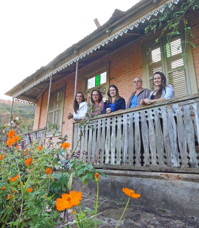 A equipe da faculdade de arquitetura do CES na varanda da casa, com a proprietária do imóvel Eliza Costa