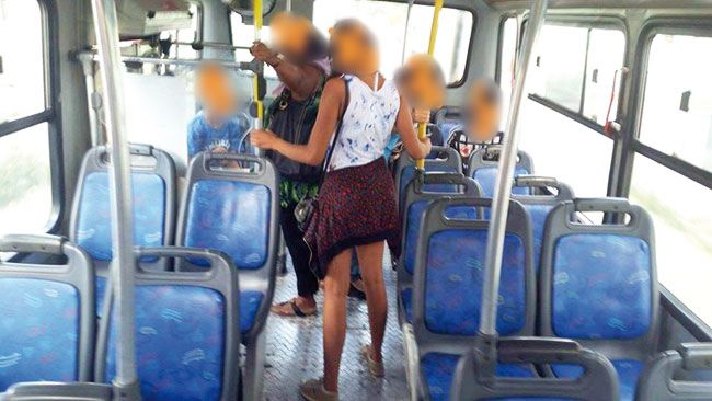 Passageiros denunciam má conservação de ônibus 6 Apesar de ônibus estar vazio, passageiras não usaram bancos por causa de infestação de baratas (pedro farnese)