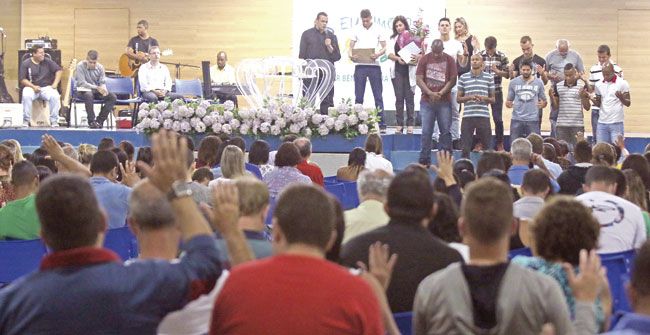 Celebração, só no culto 2 Atletas e comissão técnica estiveram em templo batista (Leonardo Costa/28-10-15)