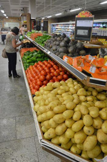 Novo patamar do dólar eleva custos ao consumidor 2 Batata e tomate já estão chegando mais caros do produtor (Marcelo Ribeiro/02-10-15)