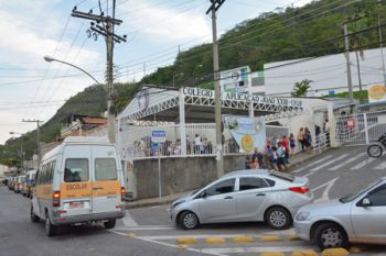 Calendário deve ser definido hoje 2 Depois do feriadão, movimento de volta às aulas no João XXIII foi intenso (Marcelo Ribeiro/13-10-15)
