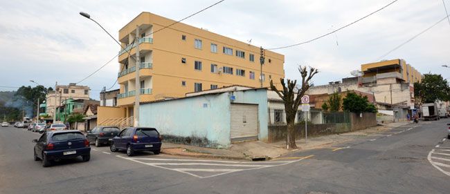 Em Benfica, na Rua Marília, onde há rotativo, as vagas estão vazias. Já na Av. Inês Garcia, onde o serviço não foi implantado, estão ocupadas (Marcelo Ribeiro/28-09-15)